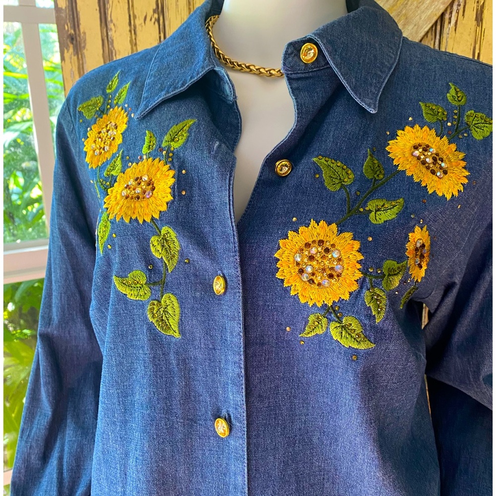 Denim Sunflower embroidered button down shirt women’s Medium Quacker Factory